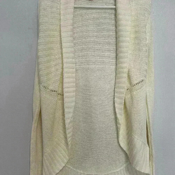 194. Lilly Pulitzer Ivory Shawl Cardigan size small - Picture 3 of 5